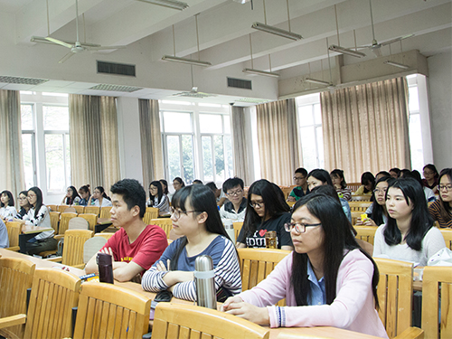 學(xué)員們認(rèn)真聽講