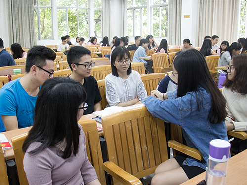 學員們熱烈討論