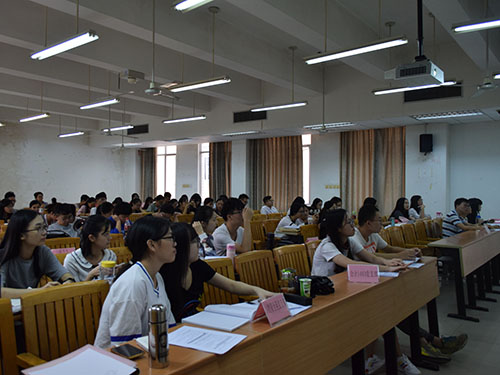 支書支委們認(rèn)真聽講