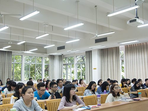 學員們認真聽講