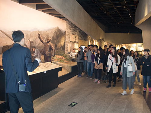 學員們在館內(nèi)參觀