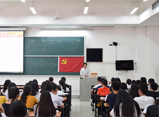 學(xué)員們認(rèn)真聽講