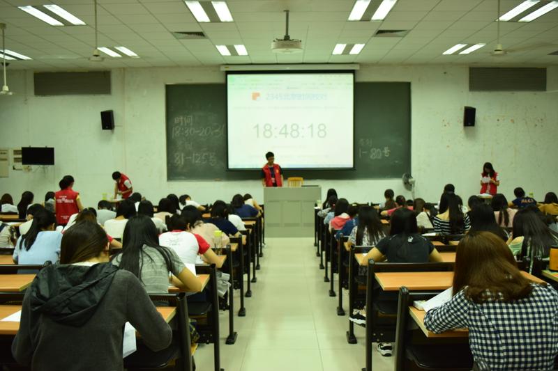 選手認(rèn)真答題