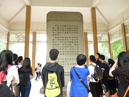 學(xué)員們?cè)诹沂苛陥@內(nèi)參觀