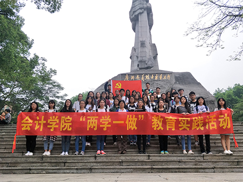 廣州起義紀(jì)念碑前合影