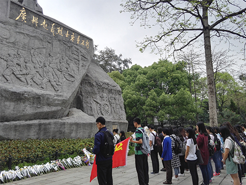 紀(jì)念碑前默哀