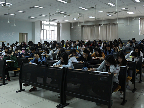 選手認(rèn)真答題