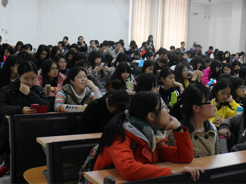 同學們聚精會神聽講