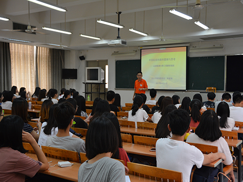 同學(xué)們認(rèn)真聆聽