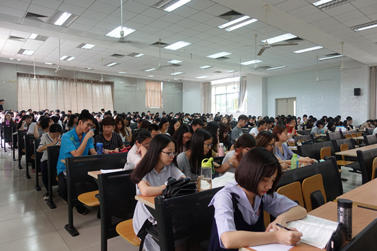 同學(xué)們認(rèn)真聽(tīng)講