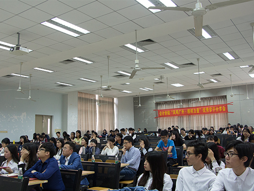 觀眾認(rèn)真聆聽